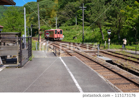 <島根縣> 機波120系抵達出雲坂根站 115173176