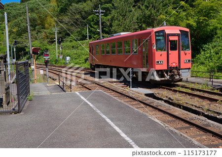Kiha 120 series train arriving at Izumo Sakane Station, Shimane Prefecture 115173177