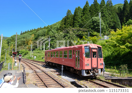 Kiha 120 series train departing Izumo Sakane Station, Shimane Prefecture 115173331