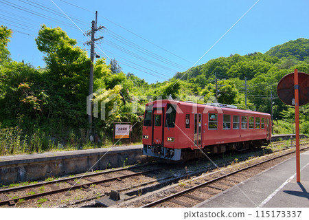 Kiha 120 series train departing Izumo Sakane Station, Shimane Prefecture 115173337