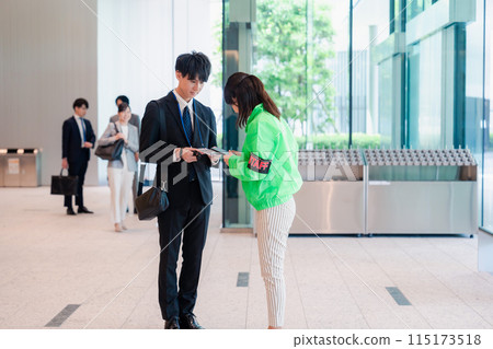 活動工作人員微笑著為您服務 115173518