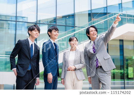 商務人士微笑著指向未來 商務人士微笑著指向未來 115174202