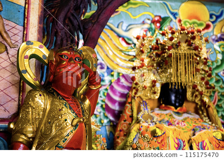 Colorful statue of General Shunfeng Er Colorful statue of General Shunfeng Er 115175470