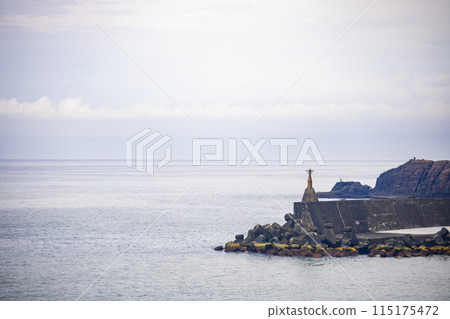 海邊港口的寧靜景象 115175472