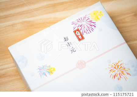 Summer gift and natural wood background 115175721