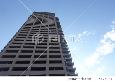 藍天、雲彩和塔樓公寓的城市景觀 藍天、雲彩和塔樓公寓的城市景觀 115175974