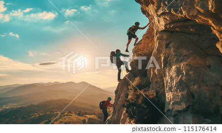 互相支持、幫助爬山的團隊合作 互相支持的團隊合作 115176414