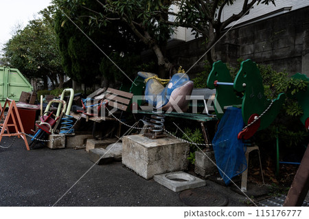 廢棄的遊樂場設備、廢棄的玩具 廢棄的遊樂場設備、廢棄的玩具 115176777