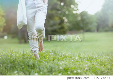 Closeup on woman walking Closeup on woman walking 115178385