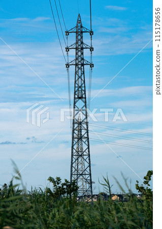 A tower that shines in the blue sky 115178656