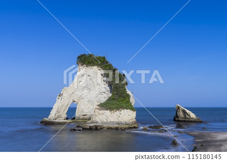 <Chiba Prefecture> Meoto Iwa (before collapse) <Chiba Prefecture> Meoto Iwa (before collapse) 115180145
