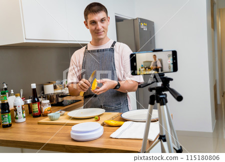 The chef is broadcasting live from workshop how to prepare a vegetarian food 115180806