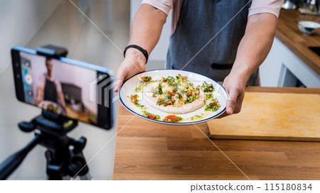 The chef is broadcasting live from workshop how to prepare a bean porridge with cauliflower 115180834