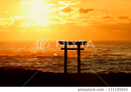 六月初,大洗海岸的鳥居和清晨的陽光漂浮在海上 六月初,大洗海岸的鳥居和清晨的陽光漂浮在海上 115185693