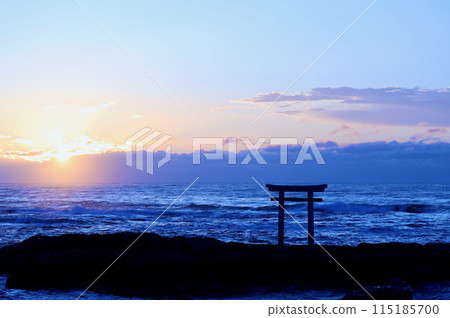 六月初,大洗海岸的鳥居和清晨的陽光漂浮在海上 六月初,大洗海岸的鳥居和清晨的陽光漂浮在海上 115185700