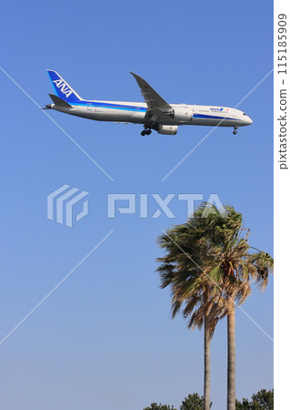 客機接近降落 客機降落在藍天 客機接近降落 客機降落在藍天 115185909