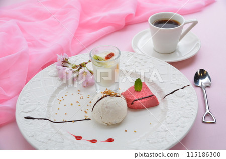A sophisticated dessert plate to enjoy during cherry blossom season 115186300