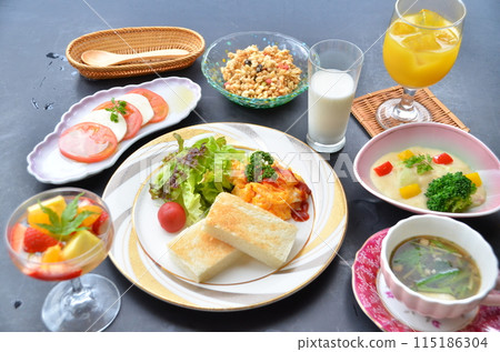 Varied breakfast set - includes fresh fruits and drinks 115186304