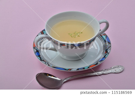 清湯盛在精心設計的杯子中 115186569