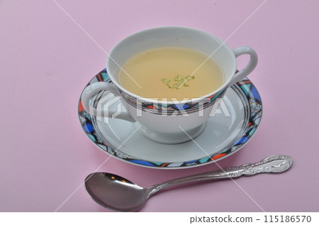 是時候休息一下了：在漂亮的杯子裡享用清湯 115186570