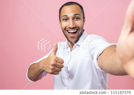 Amazed man in white shirt making pov photo showing like gesture 115187370