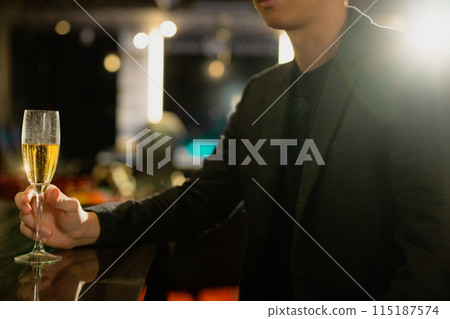 男人在酒吧喝酒 男人在酒吧喝酒 115187574