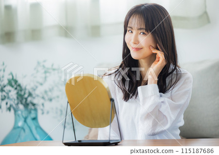 關心自己皮膚的女性 關心自己皮膚的女性 115187686