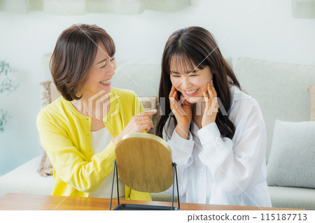 關心肌膚的親子女性 115187713
