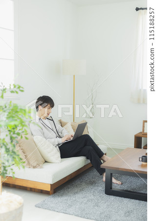 看一台個人計算機的一個年輕人在客廳 115188257