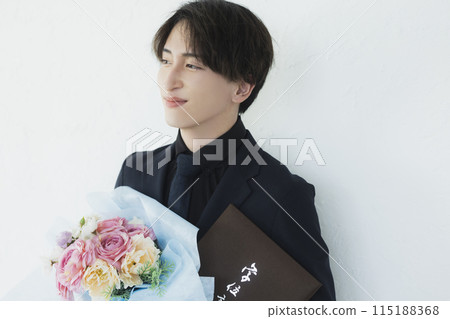 畢業典禮上穿黑西裝的男人 115188368