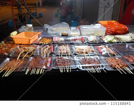 中國雲南省昆明市的露天燒烤店 115188841