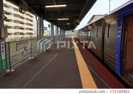 The Soya Express train stopping at Wakkanai Station and the northernmost sign (Kiha 261 series) 115188861