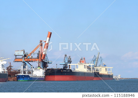 茨城縣鹿島市鹿島海濱工業區，停泊在鹿島鋼鐵廠碼頭的貨船 115188946