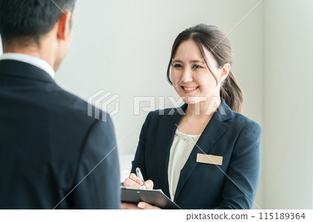 提供指導和諮詢的女商人、禮賓員、接待員（接待/前台） 115189364