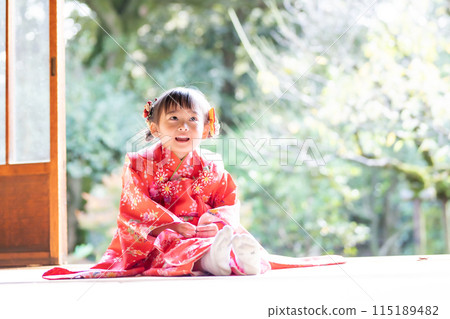 A girl celebrating Shichigosan sitting down 115189482
