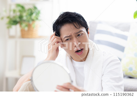 美麗形象:關心頭髮的男人 美麗形象:關心頭髮的男人 115190362