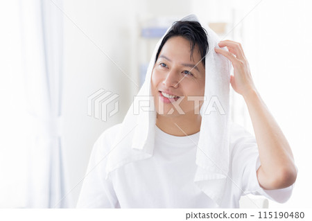 美圖:男人洗完澡用毛巾擦頭髮 美圖:男人洗完澡用毛巾擦頭髮 115190480