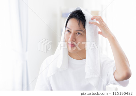 美圖:男人洗完澡用毛巾擦頭髮 美圖:男人洗完澡用毛巾擦頭髮 115190482