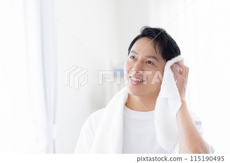 美圖：男人洗完澡用毛巾擦頭髮 115190495