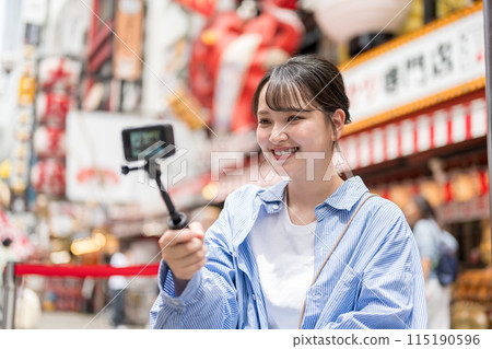 一位年輕可愛的女士在市中心自拍 | 大阪旅遊形象 | 大阪府大阪市道頓堀商店街 一位年輕可愛的女士在市中心自拍 | 大阪旅遊形象 | 大阪府大阪市道頓堀商店街 115190596