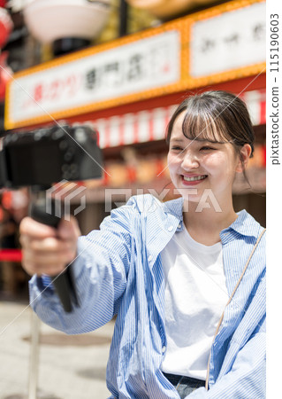 一位年輕可愛的女士在市中心自拍 | 大阪旅遊形象 | 大阪府大阪市道頓堀商店街 115190603