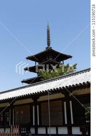 在奈良晴朗的日子裡,在世界遺產和國寶法隆寺的走廊上看到一座五層寶塔 在奈良晴朗的日子裡,在世界遺產和國寶法隆寺的走廊上看到一座五層寶塔 115190718