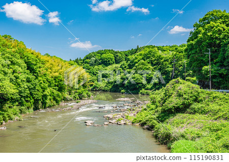 京都府南山城村京都南部的山間溪流木津川 京都府南山城村京都南部的山間溪流木津川 115190831