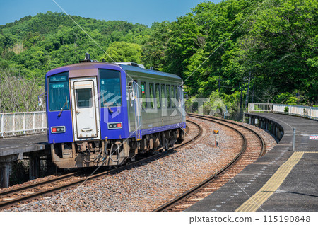 A train bound for Kameyama departs from Tsukigaseguchi Station on the Kansai Line in Minamiyamashiro Village, Kyoto Prefecture 115190848