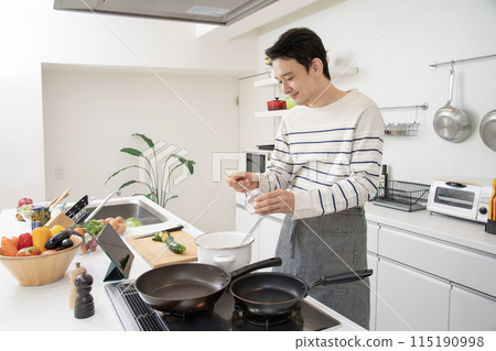 家庭主婦烹飪廚房 115190998