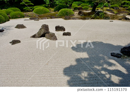 Japanese Garden with Sand Ripples: Karesansui Japanese Garden with Sand Ripples: Karesansui 115191370