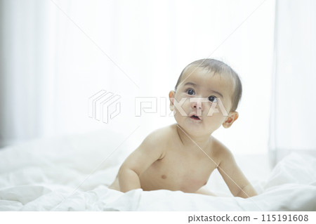 嬰兒躺在床上 115191608