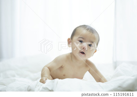 嬰兒躺在床上 嬰兒躺在床上 115191611