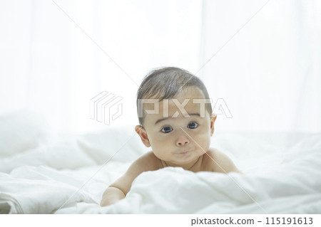 嬰兒躺在床上 嬰兒躺在床上 115191613