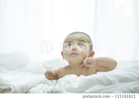 嬰兒躺在床上 115191621